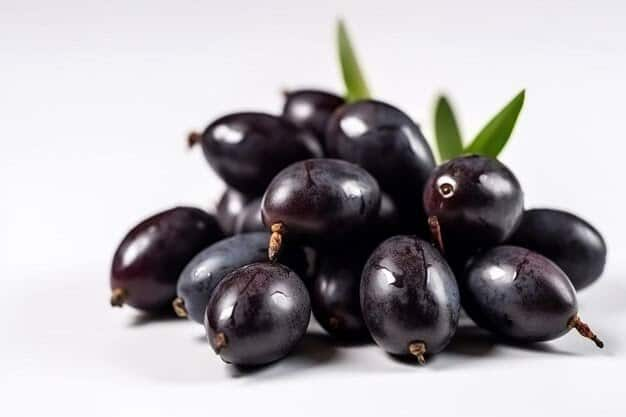 Jamun may be black in colour but this juicy fruit is highly nutritious. Apart from many antioxidants, it contains calcium, phosphorus and many types of flavonoids which are essential for strengthening bones.