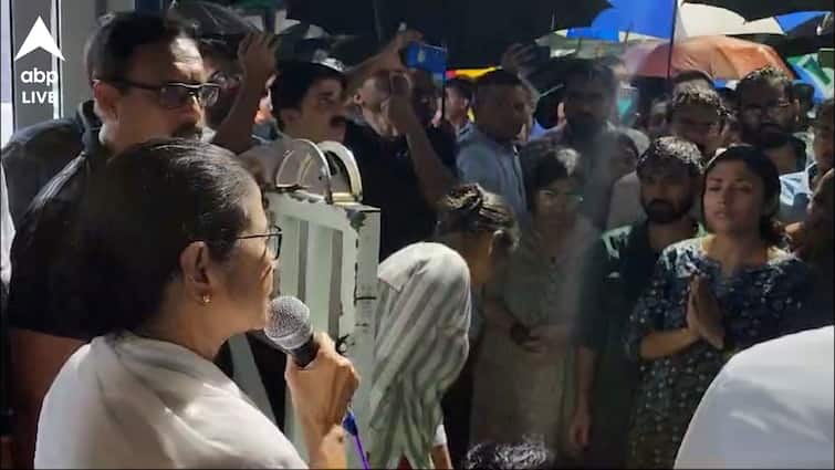 RG Kar Protest West Bengal CM Mamata Banerjee offers to have cup of tea at her resident to the junior doctors RG Kar Protest: মিটিং না করো অন্তত এক কাপ চা খেয়ে যাও, বাড়ির সামনে অপেক্ষারত জুনিয়র ডাক্তারদের বললেন মমতা