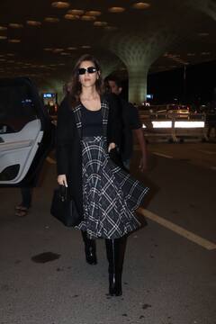 ब्लैक ओवरकोट के साथ चेक की स्कर्ट में पहन एयरपोर्ट पहुंचीं कृति सेनन, स्टाइलिश लुक में यू दिए पैपराजी को पोज