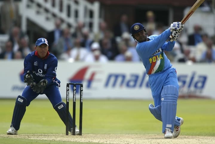 दरअसल टेस्ट में सबसे ज्यादा छक्के लगाने का रिकॉर्ड वीरेंद्र सहवाग के नाम दर्ज है. उन्होंने 104 मैचों में 91 छक्के लगाए हैं.