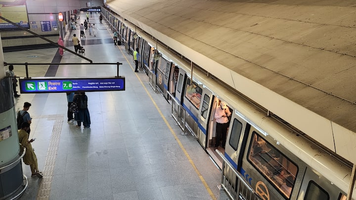 दिल्ली मेट्रो यात्रियों की बढ़ती संख्याओं को देखते हुए DMRC ने अपनी सभी लाइनों पर एक अतिरिक्त ट्रेन चलाने का निर्णय लिया है, जिससे आज और कल मेट्रो के 84 अतिरिक्त फेरे लगाए जाएंगे. जरूरत पड़ने पर ये अतिरिक्त ट्रेनें आने वाले कार्य दिवसों में भी जारी रहेंगी.