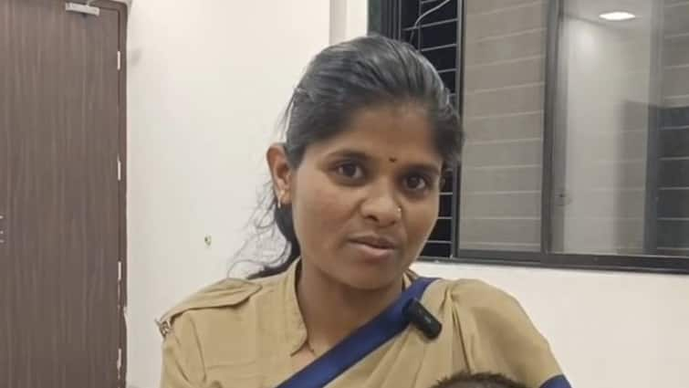 Buldhana female police officer gave life to one day old unidentified baby while feeding her milk Maharashtra Marathi News खाकी वर्दीतल्या 'ति'ला फुटला मायेचा पान्हा!  भुकेल्या बाळाला दूध पाजून महिला पोलीस कर्मचाऱ्याने दिलं जीवदान