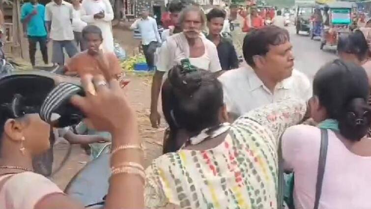 bihar Buxar Jeevika didi beat up nodal officer Amresh Monu with slippers during protest ann Bihar News: बक्सर में जीविका दीदियों की बदमाशी, सरकारी ऑफिसर को चप्पल से पीटा