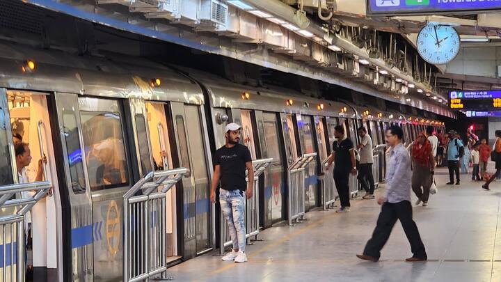 डीएमआरसी ने टिकट बुकिंग की आसानी के लिए डीएमआरसी सारथी ऐप, वन दिल्ली ऐप, व्हाट्सएप, पेटीएम, अमेजॉन पे सहित कई चैनल शुरू किए हैं. जिसके माध्यम से स्टेशन पहुंचने से पहले ही यात्रा टिकट खरीदकर यात्री टिकट काउंटरों पर लगने वाली यात्रियों की लंबी कतार की परेशानी से बच सकते हैं.