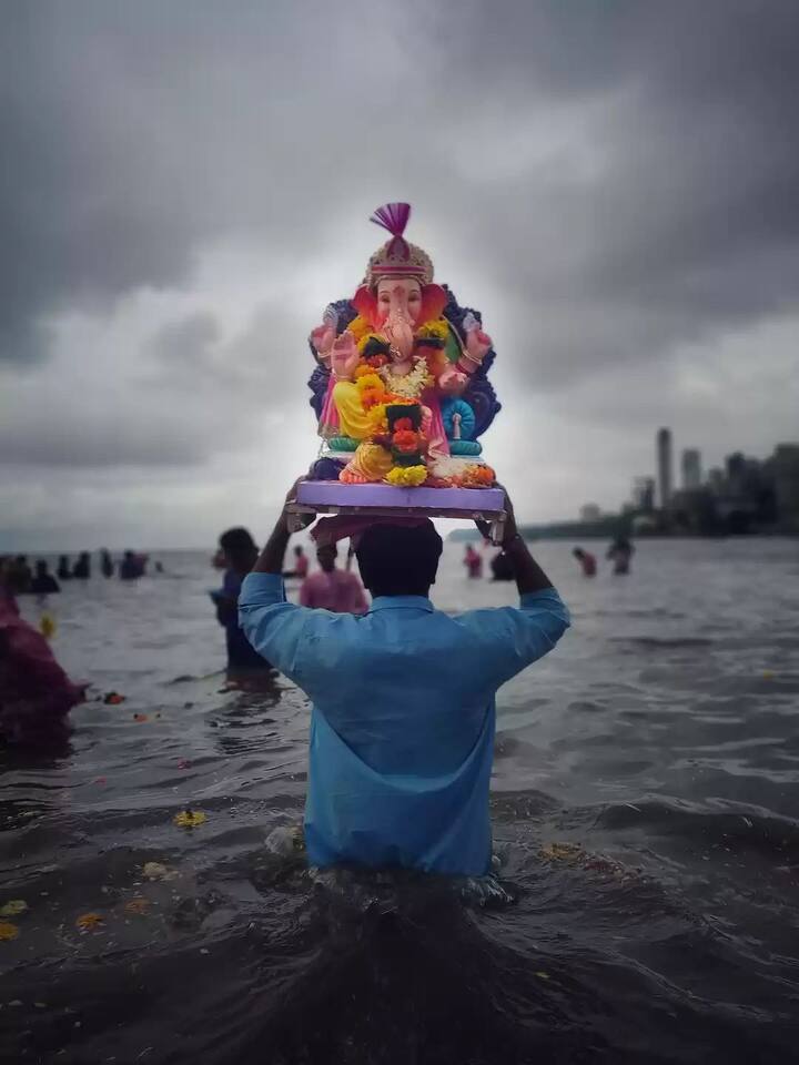 गणरायाच्या विसर्जनानंतर गणेश चतुर्थीदिवशी कलशात ठेवलेलं पाणी संपूर्ण घरात शिंपडावे आणि उरलेलं पाणी पिंपळ, वडाच्या झाडांना ओतावे. तसेच कलशामधील पाणी घरातील तुळस आणि इतर कुंडीतही टाकू शकतात. यामुळे घरात सुख-समृद्धी राहते.