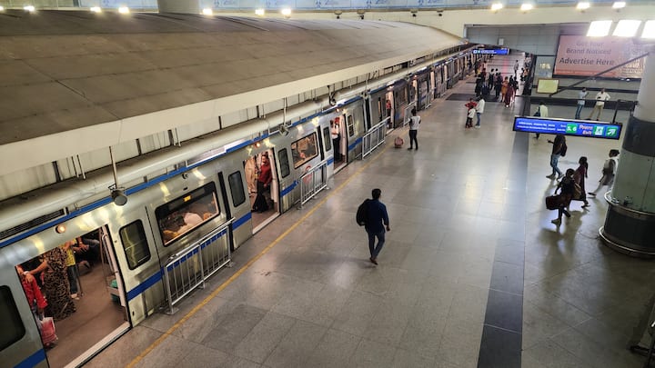 दिल्ली मेट्रो ने पिछले चार दिनों यानी 9, 10, 11 और 12 सितंबर को दिल्ली मेट्रो द्वारा पंजीकृत यात्री यात्राएं मेट्रो नेटवर्क में की गई शीर्ष पांच यात्री यात्राओं में से एक बन गई हैं, जिसमें 20 अगस्त 2024 को 77,49,682 यात्री यात्राओं का अब तक का सबसे अधिक रिकॉर्ड दर्ज किया गया है.