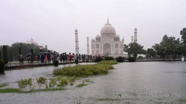 Taj Mahals Iconic Dome Leaking Garden Flooded After Heavy Rain Batters Agra ASI Inspects Site Taj Mahal: உலக அதிசயத்திற்கு வந்த சோதனை - தாஜ்மஹாலின் குவிமாடம் சேதம்? வெள்ளத்தில் மூழ்கிய தோட்டம் - நடந்தது என்ன?