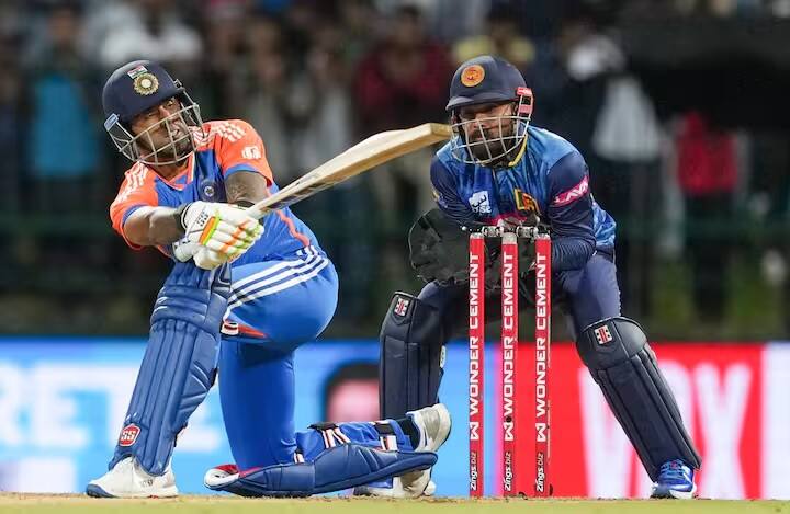 વાસ્તવમાં, અત્યાર સુધી સૂર્યકુમાર યાદવ માત્ર બેટિંગ કરતા જોવા મળ્યો છે. તે ભાગ્યે જ હાથમાં બોલ સાથે જોવા મળ્યો હતો. પરંતુ ગૌતમ ગંભીર ટીમ ઈન્ડિયાનો મુખ્ય કોચ બનતાની સાથે જ સૂર્યાની છુપાયેલી પ્રતિભા સામે આવી ગઈ.