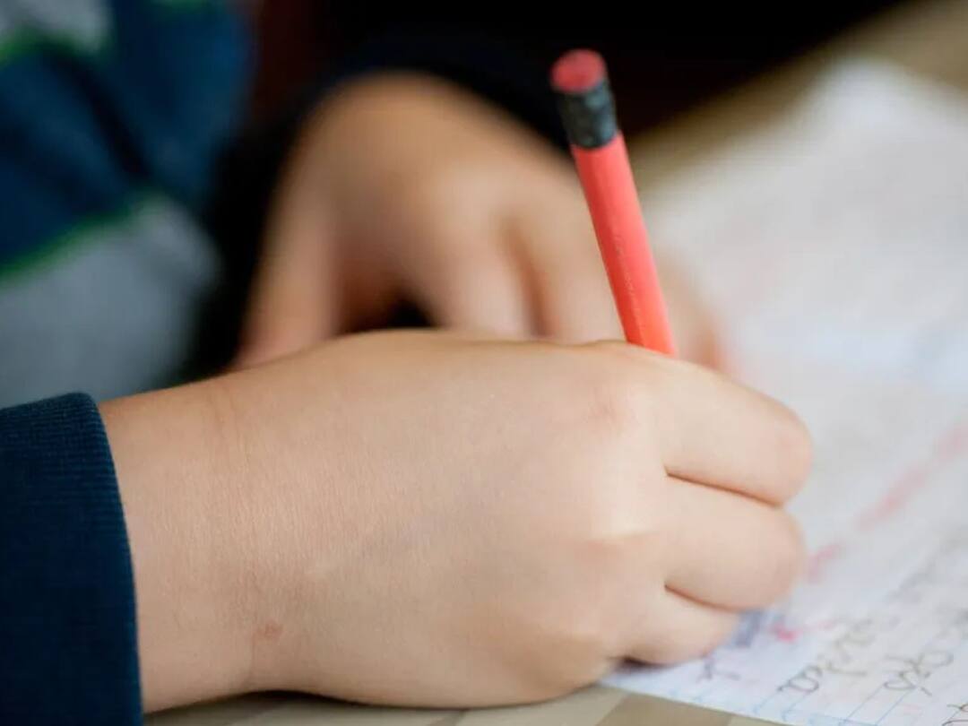 Improve kids handwriting: ਇੰਜ ਸੁਧਾਰੋ ਬੱਚਿਆਂ ਦੀ ਹੈਂਡਰਾਈਟਿੰਗ, ਰੋਜ਼ 2 ਮਿੰਟ ਕਰਵਾਓ ਇਹ ਪੈੱਨ ਐਕਸਰਸਾਇਜ਼... Improve kids handwriting do this pen exercise for 2 minutes everyday Improve kids handwriting: ਇੰਜ ਸੁਧਾਰੋ ਬੱਚਿਆਂ ਦੀ ਹੈਂਡਰਾਈਟਿੰਗ, ਰੋਜ਼ 2 ਮਿੰਟ ਕਰਵਾਓ ਇਹ ਪੈੱਨ ਐਕਸਰਸਾਇਜ਼...