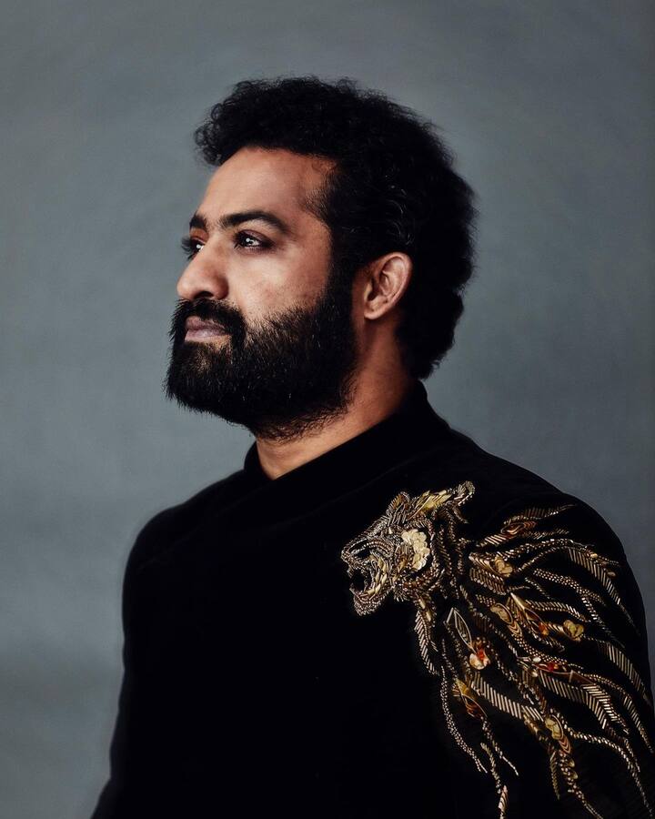कार कलेक्शन की बात करें तो जूनियर एनटीआर के गैराज में नीरो नोक्टिस, रेंज रोवर वोग, 718 केमैन, बीएमडब्लयू 720एलडी और मर्सिडीज बेंज जैसी गाड़ियां शामिल हैं.