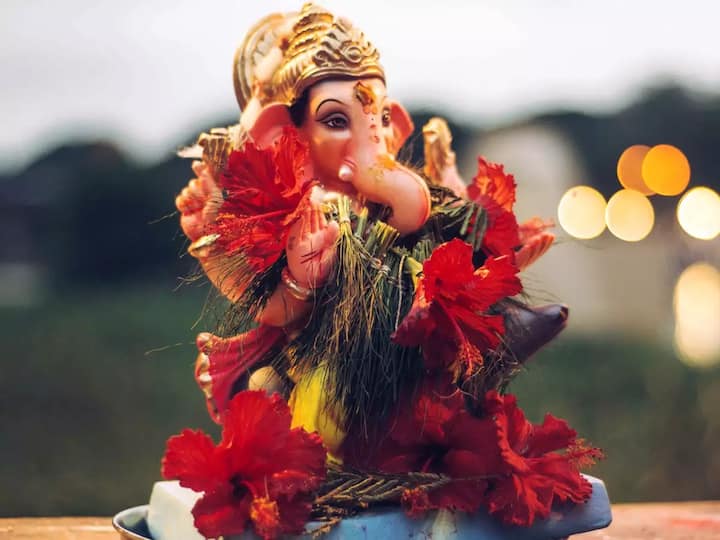 Ganeshotsav 2024 : गणपतीचं विसर्जन प्रत्येक ठिकाणी वेगवेगळ्या दिवशी विविध पद्धतीने केलं जातं.