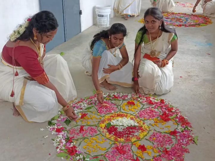 ஓணம் வந்தல்லே..! தாரை தப்பட்டை முழங்க கரூரில் கல்லூரி மாணவிகள் உற்சாக நடனம்