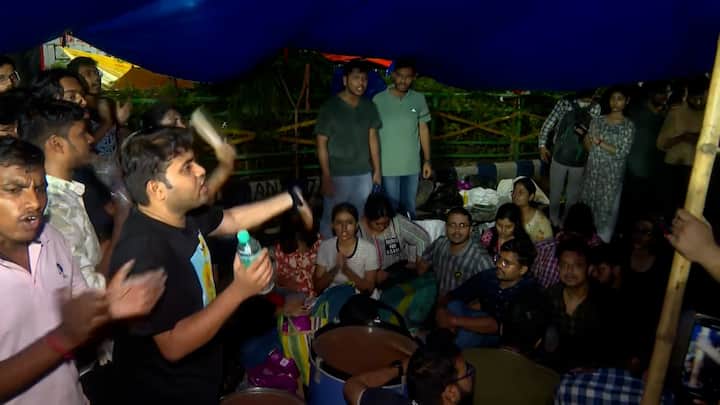 বৃহস্পতিবার নবান্ন থেকে ফিরে এসে ফের স্বাস্থ্য ভবনের সামনে ফের অবস্থানে বসেন জুনিয়র চিকিৎসকরা।