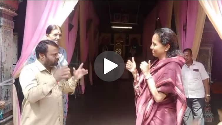 MP Supriya Sule interaction with Mukbadhir As soon as he asked for the sign of the party symbol he gestured Supriya Sule Video : खासदार सुप्रिया सुळेंचा मुकबधीराशी संवाद; पक्षाची निशाणी विचारताच हातवारे करून दाखवली