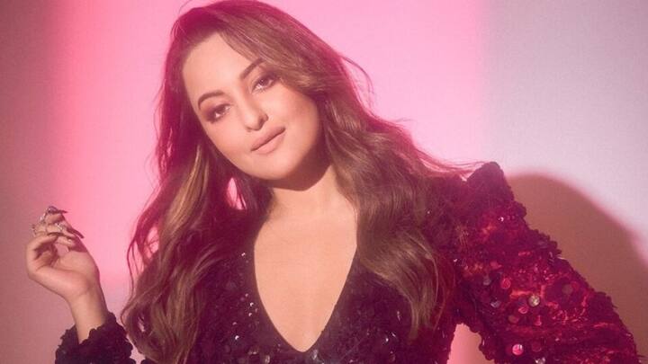 বাণিজ্যিক ছবিতে দীর্ঘ সময় দাপিয়ে অভিনয় করেছেন। এখন কিছুটা দূরত্ব তৈরি হলেও, অনুপ্রেরণা জোগাতে কখনওই পিছপা হন না সোনাক্ষী সিনহা। হরিয়ানার একটি সংস্থার কাছে চক্ষুদানে প্রতিশ্রুতিবদ্ধ তিনি।