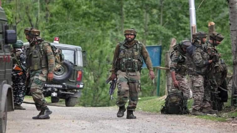 An encounter erupted between terrorists and security forces on Friday night in the Chak Tapper Kreeri Pattan area of Baramulla Jammu and Kashmir Jammu And Kashmir : प्रचारासाठी पीएम मोदींचा दौरा असतानाच जम्मू-काश्मीरमध्ये चकमक सुरु; दोन जवान शहीद, तीन दहशतवादी ठार