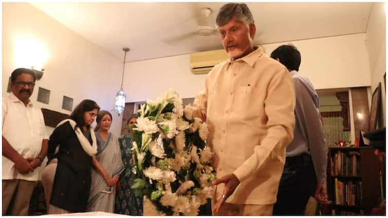 AP CM Chandra Babu pays tribute to Sitaram Yechury body Sitaram Yechury : నేడు పార్టీ కేంద్ర కార్యాలయం ఏకేజీ భవన్‌కు సీతారాం ఏచూరి పార్థివదేహం- నిన్న రాత్రి నివాళి అర్పించిన చంద్రబాబు