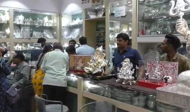 Gold Silver Price Silver price hiked by Rs 4400 and gold price hiked by Rs 1000 in Buldhana Khamgaon Gold Silver Price : सोन्या चांदीला पुन्हा झळाळी! एकाच दिवसात चांदी तब्बल 4400 रुपयांनी तर सोनं 1000 रुपयांची महाग 