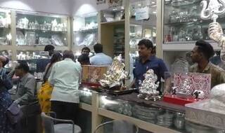 Gold Silver Price : सोन्या चांदीला पुन्हा झळाळी! एकाच दिवसात चांदी तब्बल 4400 रुपयांनी तर सोनं 1000 रुपयांची महाग 