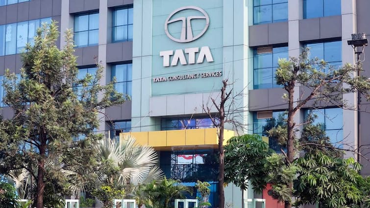 संकट में TCS के हजारों कर्मचारी, इनकम टैक्स डिपार्टमेंट ने थमाया लाखों का नोटिस