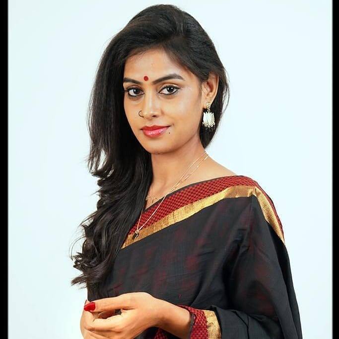 హౌజ్లో వరస్ట్ పర్ఫామర్ అని, ఆమెను ఎలిమినేట్ చేయాలంటూ కామెంట్స్ చేస్తున్నారు. ఆమె తీరు మాజీ బిగ్బాస్ కంటెస్టెంట్ ఆదిరెడ్డి కూడా తప్పుబడ్డారు. విష్ణుప్రియకు ఫ్యామిలీ లేదంటూ ఆమె చేసిన కామెంట్స్ అసలు సహించరాదని, ఈసారి హోస్ట్ నాగార్జున గారు ఆమెను గట్టిగా మందలించాల్సిందేనంటూ రివ్యూ ఇచ్చారు.