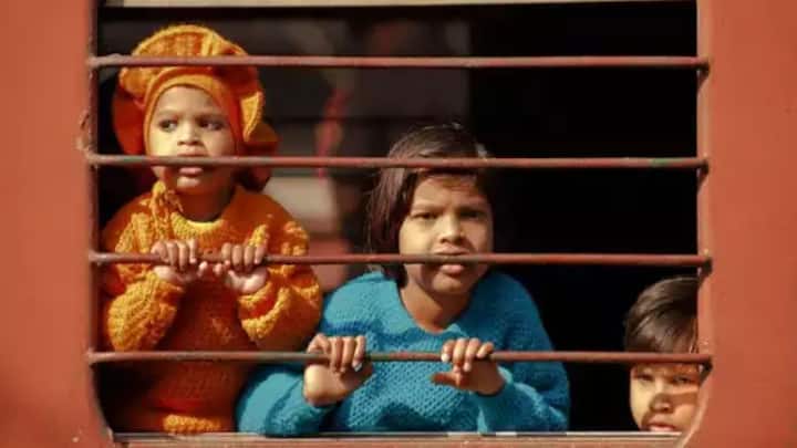 बता दें भारतीय रेलवे के नियमों के अनुसार ट्रेन में 1 साल से लेकर 4 साल तक के बच्चे मुफ्त में सफर कर सकते हैं. इनके लिए अलग से रिजर्वेशन नहीं करवाना होता.