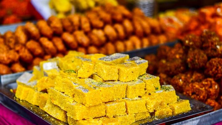 ’இனி சர்க்கரையே சாப்பிட கூடாது.’ என்ற இலக்கை நிர்ணயிக்காமல் உங்களால் என்ன செய்ய முடியுமோ அதை செய்யலாம். ஏனெனில், சர்க்கரை சாப்பிடுவதை விட முடியவில்லை என்றாலும் கொஞ்சம் கொஞ்சமாக அதிலிருந்து விடுபடலாம். இனிப்பு சாப்பிடுவதிலும் உங்களால் முயன்ற அளவிற்கான இலக்கை நிர்ணயிக்கலாம். இனிப்பாக ஏதாவது சாப்பிட வேண்டும் என்று தோன்றினால் கொஞ்சமாக சாப்பிடுவது பரிந்துரைக்கப்படுகிறது.