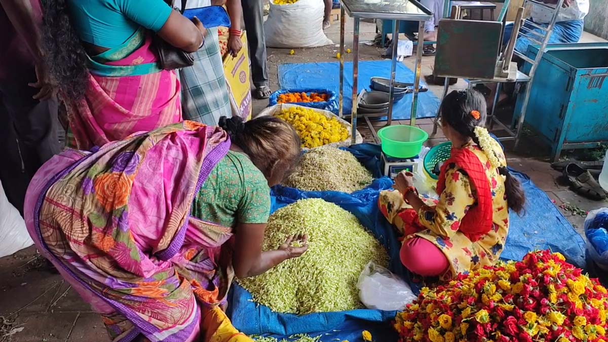 ஓணம் பண்டிகை எதிரொலி; திண்டுக்கல் பூ மார்க்கெட்டில் பூக்களின் விலை என்ன?