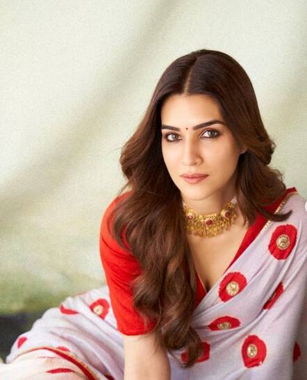 कृति सेनन- कृति सेनन आज बॉलीवुड की टॉप एक्ट्रेस में शुमार हैं. वे उत्तर प्रदेश के नोएडा के जेपी इंस्टीट्यूट ऑफ इन्फॉर्मेशन टेक्नोलॉजी से इलेक्ट्रॉनिक्स एंड कम्युनिकेशन इंजीनियरिंग की पढ़ाई कर चुकी हैं.