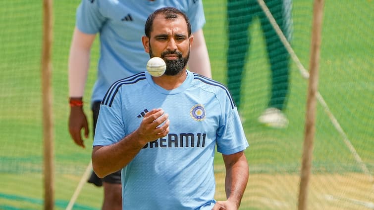 Indian pacer Mohammed Shami picks his favorites for Border-Gavaskar Trophy 2024-25 his answer will blow your mind IND vs AUS BGT: बॉर्डर गावस्कर ट्रॉफी में ये किस टीम को 'फेवरेट' बता गए मोहम्मद शमी? चक्कर में डाल देगा जवाब