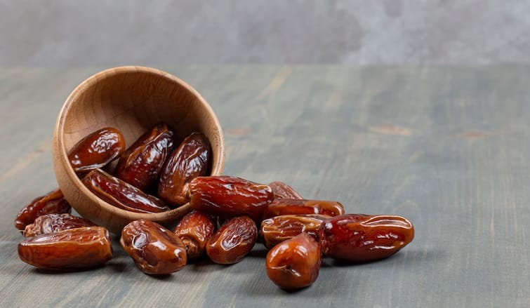 soak dates milk empty stomach benefits આ 8 લોકો માટે વરદાન છે સવારે ખાલી પેટ દૂધમાં પલાળેલી ખજૂર ખાવી