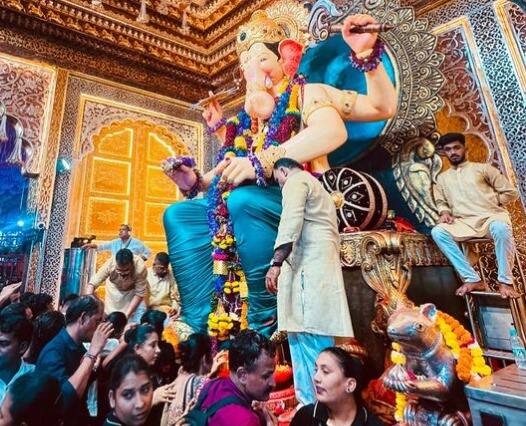 विसर्जनाला निघाल्यावर सर्व भाविकांना बाप्पाचं दर्शन व्हावं, यासाठी उपाययोजना करण्यात येत आहेत.