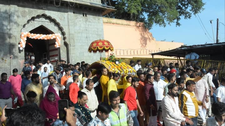 Kal Bhairav Savari: उज्जैन में शनिवार को भैरवगढ़ क्षेत्र स्थित बाबा महाकाल के सेनापति श्री काल भैरव मंदिर से बाबा काल भैरव की सवारी बड़ी धूमधाम से निकाली गई. काल भैरव का पूजन कर पगड़ी धारण कराई गई.