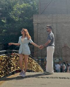 शॉर्ट्स संग ब्लेजर पहन पति विक्की की बाहों में खोई नजर आईं अंकिता लोखंडे, एक्ट्रेस ने शेयर की रोमांटिक तस्वीरें