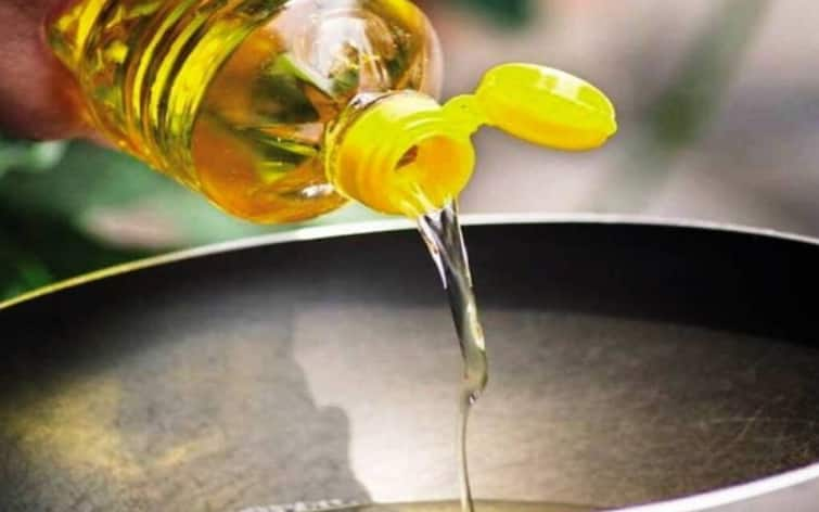 Big hike in edible oil price hike after hike in import duty on crude oil Edible Oil : सर्वसामान्य ग्राहकांना झटका, खाद्य तेलाच्या दरात मोठी वाढ, कच्च्या तेलावरील आयात शुल्क वाढवल्यानंतर दरवाढ