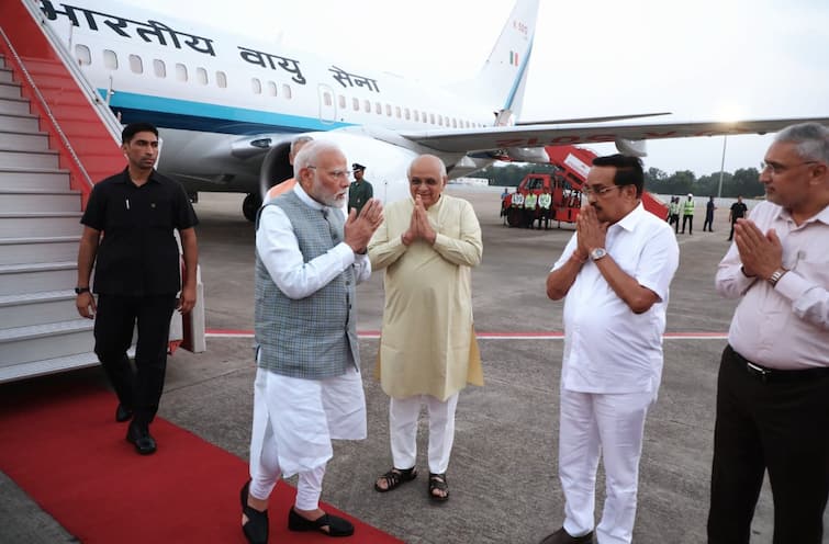 Prime Minister Modi arrived at Ahmedabad Airport  PM Modi Gujarat Visit: PM મોદીનું અમદાવાદ એરપોર્ટ પર આગમન, CM ભૂપેન્દ્ર પટેલે કર્યું સ્વાગત