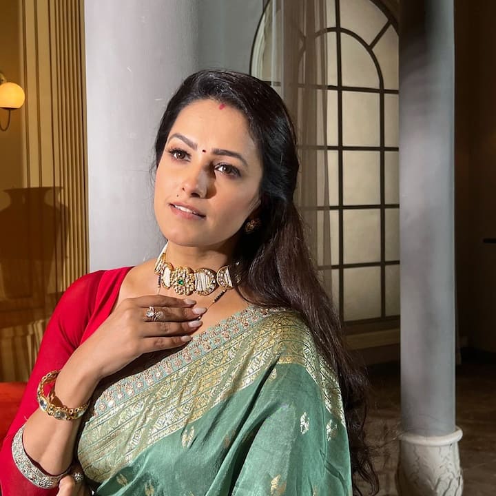 ये एक्ट्रेस कोई और नहीं बल्कि अनीता हसनंदानी हैं. एक्ट्रेस ने कलर्स टीवी के सीरियल 'सुमन इंदौरी' से पांच साल बाद स्क्रीन पर वापसी की है. सीरियल में वे देविका के रोल में नजर आ रही हैं जो कि एक नेगेटिव किरदार है.