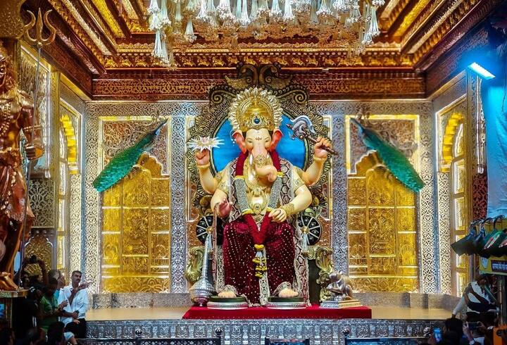 आता अवघ्या दोन दिवसांनी बाप्पाला निरोप देण्यात येणार आहे. अनंत चतुर्दशीला वाजत-गाजत लालबागच्या राजाची मिरवणूक काढण्यात येईल.