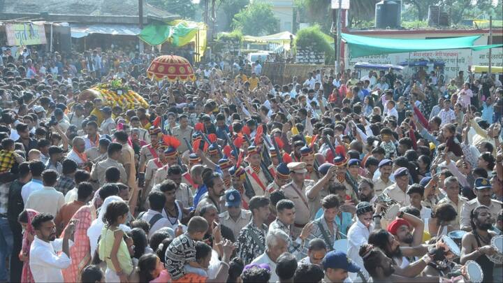 सवारी प्रारंभ होने के पहले कलेक्टर नीरज कुमार सिंह व एसपी प्रदीप शर्मा ने बाबा कालभैरव का पूजन किया. सवारी के मुख्य गेट से बाहर आने पर सशस्त्र पुलिस जवानों द्वारा सलामी दी गई.