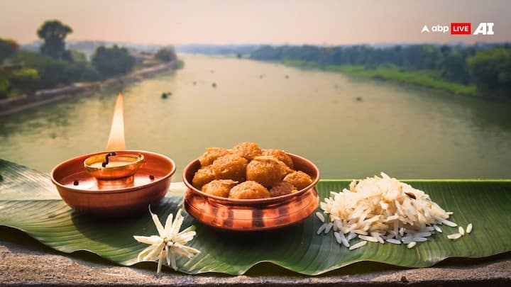 पुराणों के अनुसार इसमें पितरों का वास होता है इसलिए पीपल के पेड़ पर दूध में पानी और तिल मिलाकर चढ़ाना चाहिए, इससे पितर संतुष्ट होते हैं.