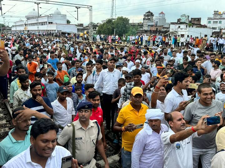 वंदे भारत ट्रेन को देखने के लिए लाखों का जनसैलब देखने को मिला. पहली बार नवादा को वंदे भारत एक ट्रेन दिया गया है जिसके बाद नवादा के लोगों में काफी खुशी है.