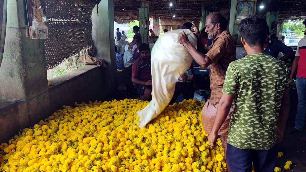 ஓணம் பண்டிகை எதிரொலி; திண்டுக்கல் பூ மார்க்கெட்டில் பூக்களின் விலை என்ன?