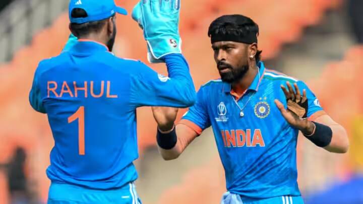 ఇక హార్దిక్ పాండ్యా, రవిచంద్రన్ అశ్విన్, కేఎల్ రాహుల్ సహా ఆరుగురు ఆటగాళ్లను బీసీసీఐ ఏ కేటగిరీలో ఉంచింది. వీరికి ఏడాదికి రూ. 5 కోట్ల ఆదాయం వస్తుంది.