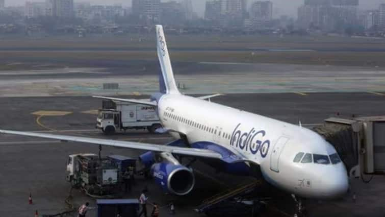 Passengers faced problems due to delay in an Indigo flight from Mumbai to Qatar Indigo की मुंबई-दोहा फ्लाइट 5 घंटे डिलेः फंसे 300 यात्री तो एयरपोर्ट पर मचा हड़कंप! आरोप- पानी तक न मिला