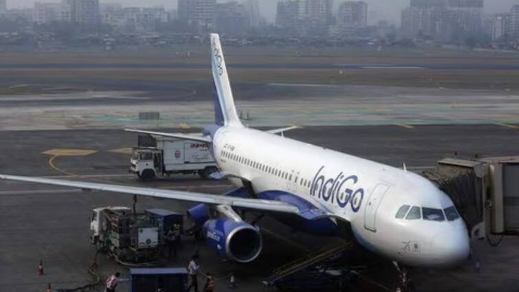 Indigo की मुंबई-दोहा फ्लाइट 5 घंटे डिलेः फंसे 300 यात्री तो एयरपोर्ट पर मचा हड़कंप! आरोप- पानी तक न मिला