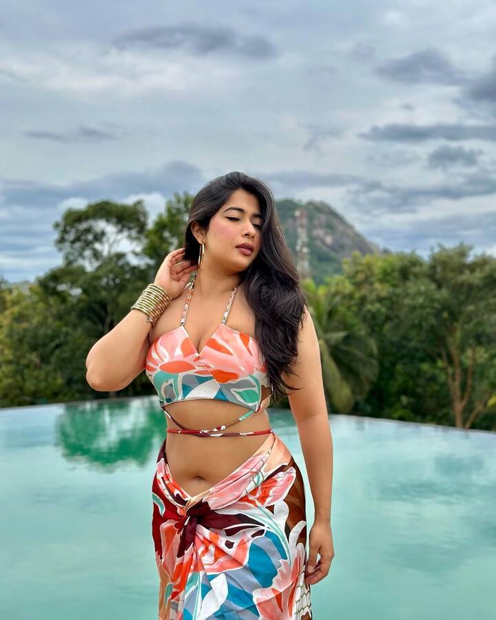 નવી તસવીરોમાં એક્ટ્રેસ બિકિની લૂકમાં જોવા મળી રહી છે. અલગ-અલગ અંદાજમાં અભિનેત્રીએ શાનદાર પોઝ આપ્યા છે.