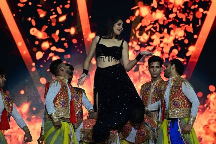 దుబాయ్​లో జరిగిన సైమా అవార్డ్స్ ఫంక్షన్​లో ఫరియా గ్రేస్​ఫుల్ పర్​ఫార్మెన్స్ ఇచ్చింది. రీసెంట్​గా ఫిల్మ్​ఫేర్ అవార్డ్ ఫంక్షన్​లో కూడా ఫరియా అదిరే పర్​ఫార్మెన్స్ ఇచ్చింది.(Images Source : Instagram/Faria Abdullaha)