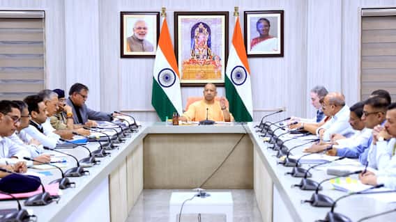 यूपी में माहौल खराब करने वालों की खैर नहीं, CM योगी ने अधिकारियों को दिए खास निर्देश
