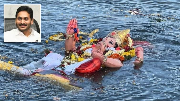 YSRCP chief Jagan mohan reddy songs in Ganesh Immersion in Annamayya district Ganesh Nimmajan: వినాయక నిమజ్జనంలో జగన్ పాటలతో ఎంజాయ్ - కేసు నమోదు