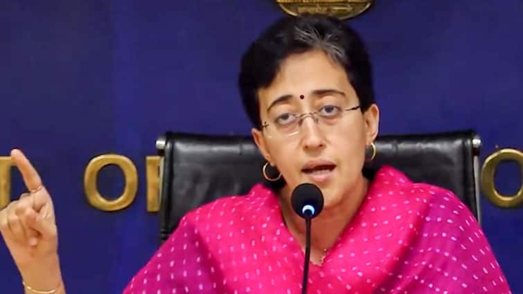 Arvind Kejriwal Resignation Delhi Minister Atishi Reaction On Arvind Kejriwal Resign From CM Post in two days इस्तीफा देने के लिए CM केजरीवाल ने क्यों लिया दो दिन का समय? जानें मंत्री आतिशी ने क्या दिया जवाब